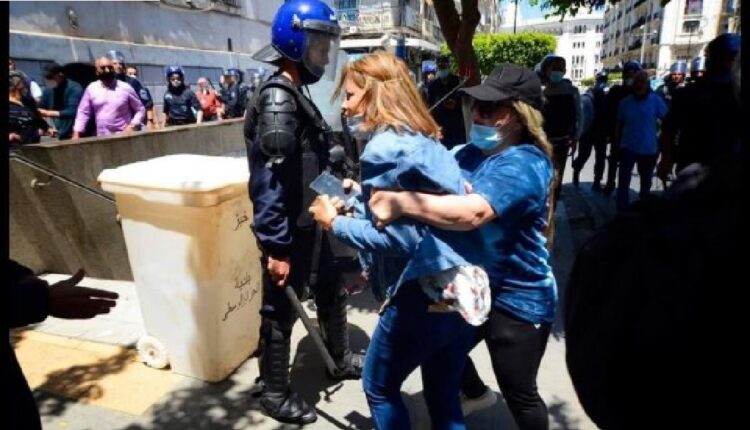 قمع الصحفيين في الجزائر واعتقال الصحفية "كنزة خطو"