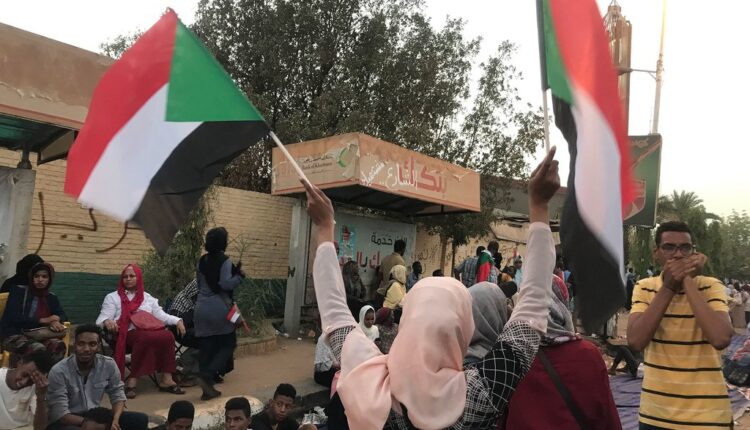 متظاهرون في أحد شوارع العاصمة السودانية الخرطوم