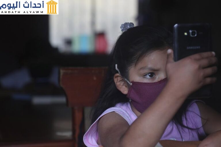 أليسون كوينوتوا تنظر إلى شاشة هاتفها الخلوي أثناء متابعة صفوفها الدراسية عبر الإنترنت، في منزلها في لاجوزيفينا، الإكوادور، في سبتمبر/أيلول 2020، نظرا لأن مدرستها كانت مُغلقة جراء تفشي فيروس "كورونا"