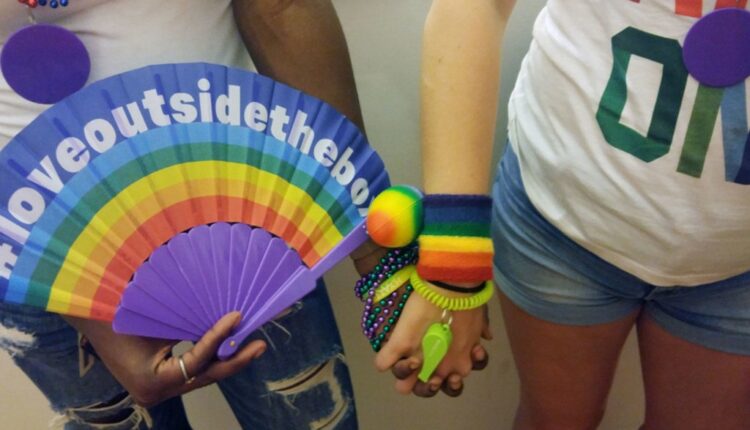 صديقان يدعمان حقوق المثليين في تظاهرة بمناسبة يوم الاعتزاز بالمثلية في مدينة نيويورك