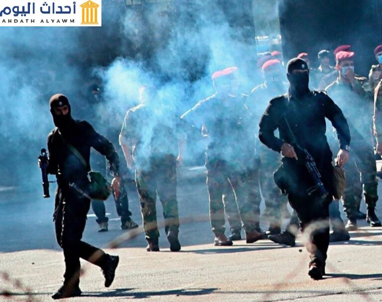قوات أمن عراقية تطلق قنابل الغاز المسيل للدموع على المتظاهرين في بغداد، العراق يوم 25 أكتوبر/تشرين الأول 2019