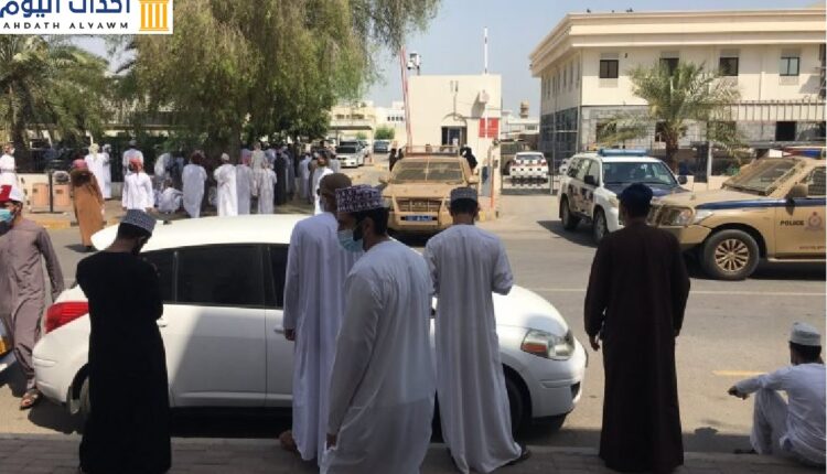 اشتباكات بين الشرطة العمانية ومتظاهرين احتجاجا على تدهور الأوضاع الاقتصادية