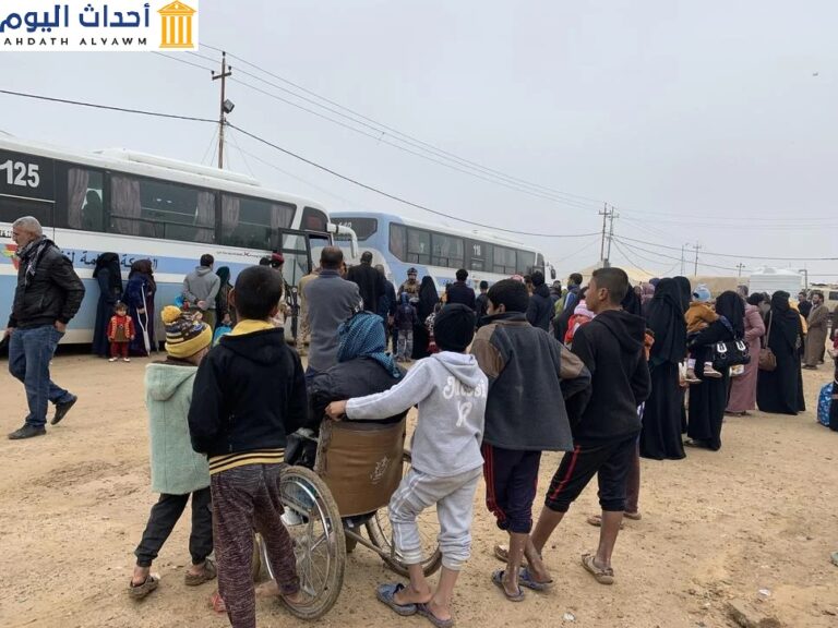 حافلات حكومية تنتظر لنقل عائلات من مخيم في محافظة الأنبار إلى مخيم آخر خلال موجة سابقة من إغلاق مخيمات