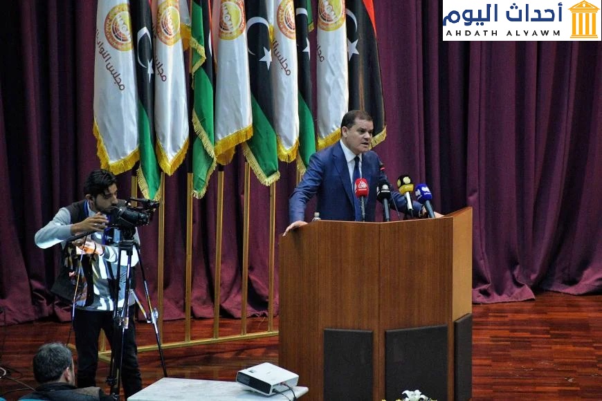 رئيس الوزراء الليبي المعين حديثا عبد الحميد دبيبة يخاطب أعضاء "مجلس النواب الليبي"، قبل يوم من نيل حكومته الثقة من المجلس في سرت، ليبيا