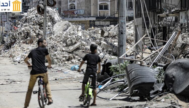 أحد الأبراج المدمرة في مدينة غزة في أعقاب غارة جوية إسرائيلية.