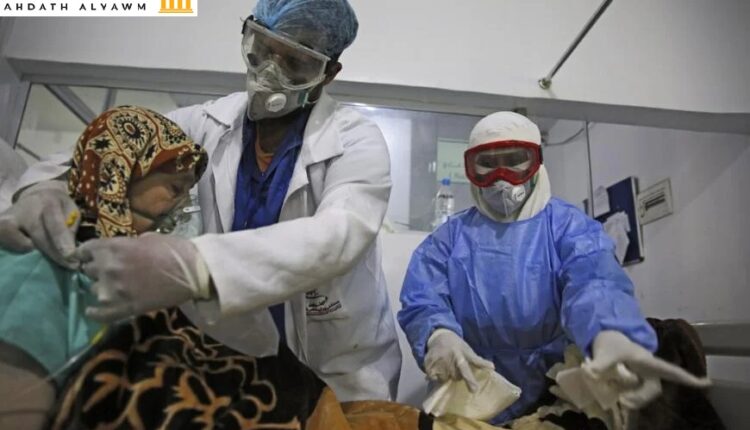 عاملان طبيان يعتنيان بمريض لديه فيروس "كورونا" في وحدة العناية المركّزة في أحد مستشفيات صنعاء، اليمن