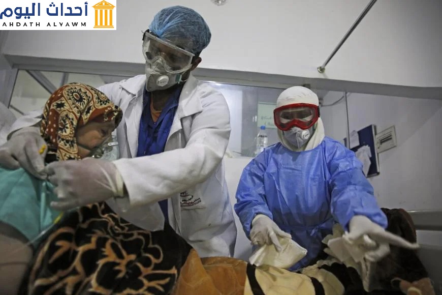 عاملان طبيان يعتنيان بمريض لديه فيروس "كورونا" في وحدة العناية المركّزة في أحد مستشفيات صنعاء، اليمن
