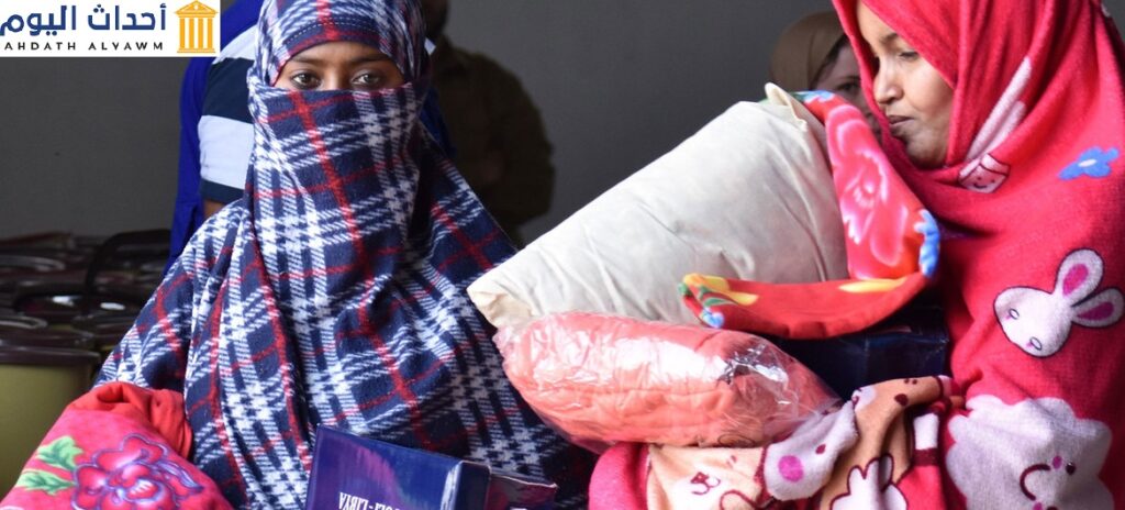 نساء نازحات ينتقلن إلى مركز احتجاز في طرابلس بليبيا في بداية تفشي كوفيد -19