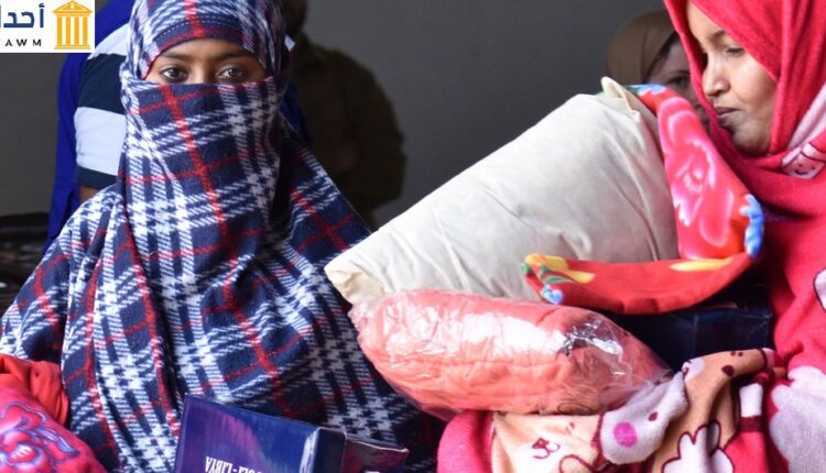 نساء نازحات ينتقلن إلى مركز احتجاز في طرابلس بليبيا في بداية تفشي كوفيد -19