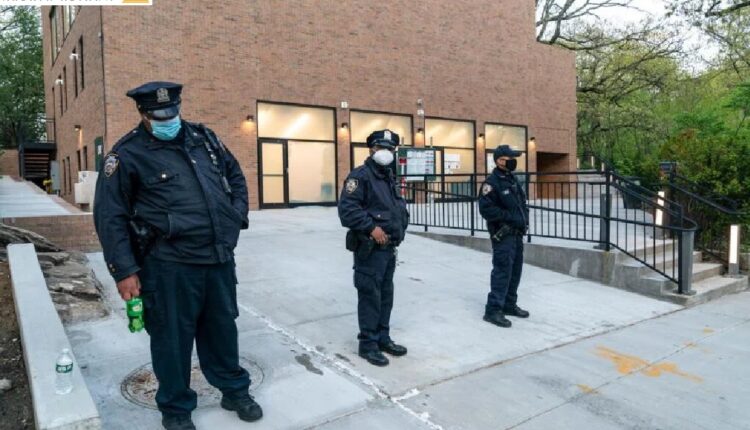عناصر شرطة متأهبون أمام "كنيس إسرائيل الفتية في ريفردايل" حيث حُطِّمت النوافذ الزجاجية في نيويورك