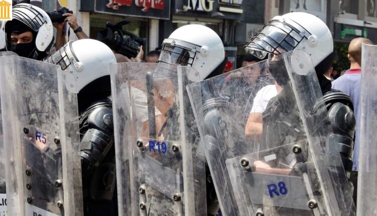 سلطات الأمن الفلسطينية في قمع الإحتجاجات الشعبية في الضفة الغربية