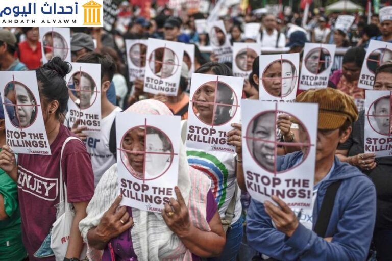 متظاهرون يحملون صورا لضحايا القتل خارج نطاق القضاء أثناء مظاهرات يوم حقوق الإنسان في مانيلا، الفلبين، 10 ديسمبر/كانون الأول 2017. Click to expand Image متظاهرون يحملون صورا لضحايا القتل خارج نطاق القضاء أثناء مظاهرات يوم حقوق الإنسان في مانيلا، الفلبين