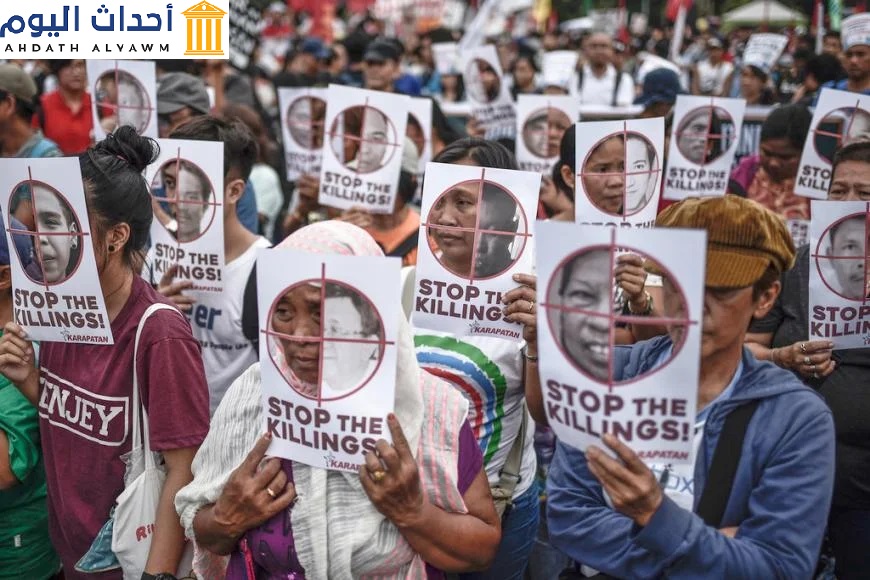 متظاهرون يحملون صورا لضحايا القتل خارج نطاق القضاء أثناء مظاهرات يوم حقوق الإنسان في مانيلا، الفلبين، 10 ديسمبر/كانون الأول 2017. Click to expand Image متظاهرون يحملون صورا لضحايا القتل خارج نطاق القضاء أثناء مظاهرات يوم حقوق الإنسان في مانيلا، الفلبين