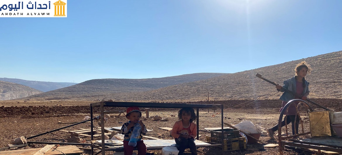 أطفال من راس التين في الضفة الغربية بعدما صادرت القوات الإسرائيلية منازلهم وخزانات مياههم وحظائر مواشيهم