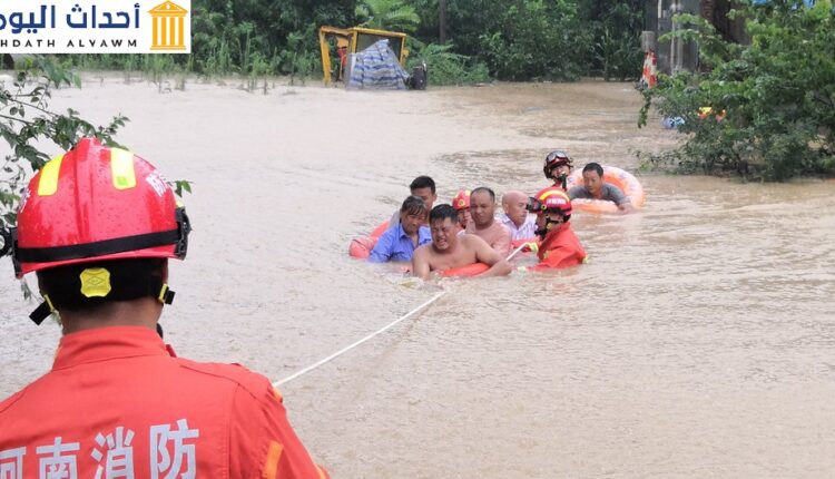 عمال الإنقاذ يقومون بإنقاذ القرويين من مياه الفيضانات في مدينة شينغيانغ بمقاطعة خنان الصينية