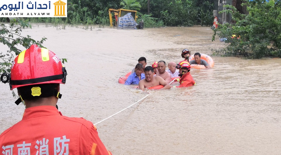 عمال الإنقاذ يقومون بإنقاذ القرويين من مياه الفيضانات في مدينة شينغيانغ بمقاطعة خنان الصينية