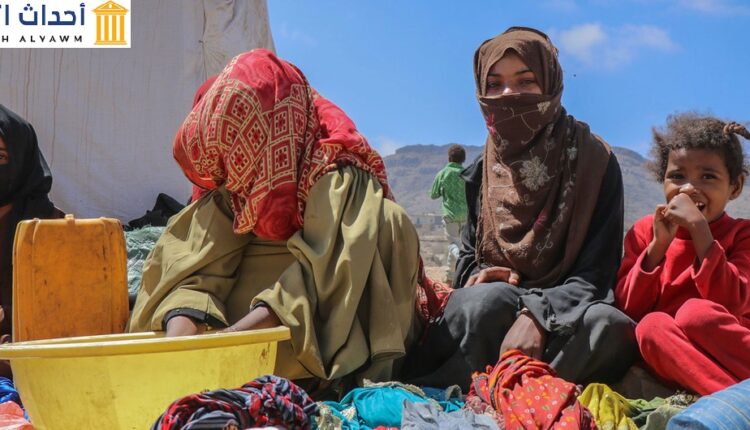 أسرة نازحة بسبب النزاع تجلس في أحد مخيمات النزوح في منطقة الضالع في اليمن