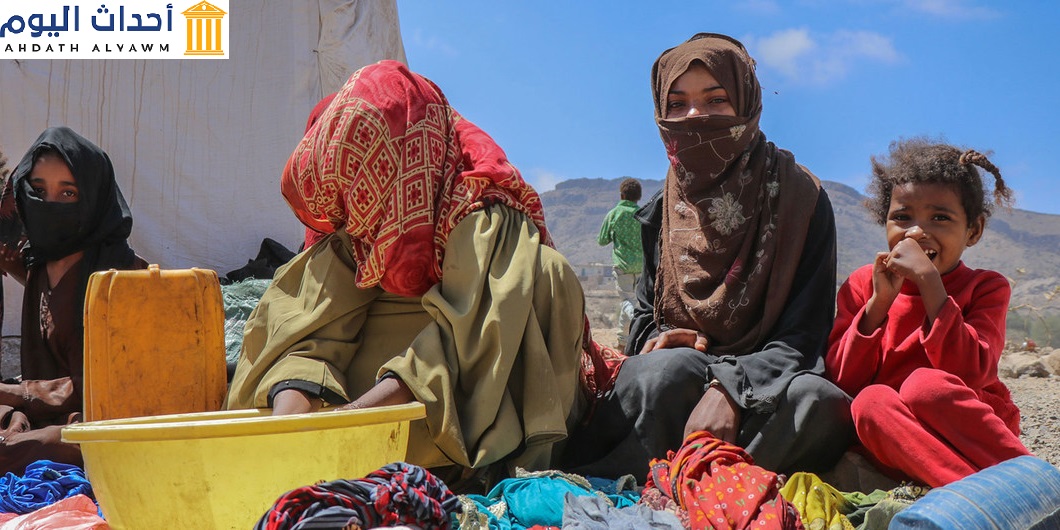 أسرة نازحة بسبب النزاع تجلس في أحد مخيمات النزوح في منطقة الضالع في اليمن