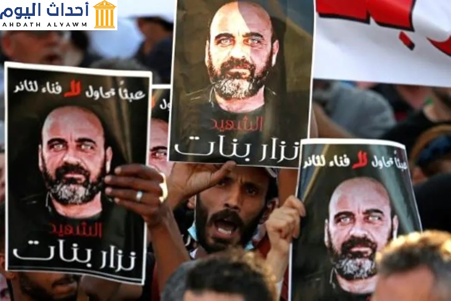 فلسطينيون خلال تظاهرة في الضفة الغربية بتاريخ 2 آب/اغسطس 2021 احتجاجا على مقتل الناشط نزار بنات