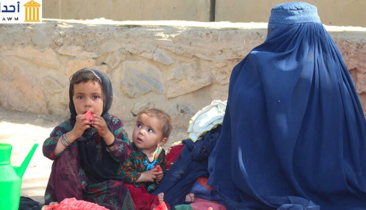 فرت أم وأطفالها من الصراع في لاشكرغاه ويعيشون الآن في مخيم للنازحين في قندهار، جنوب أفغانستان