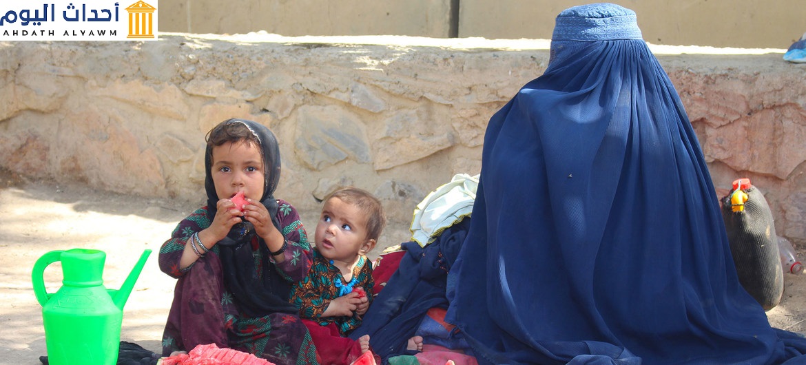 فرت أم وأطفالها من الصراع في لاشكرغاه ويعيشون الآن في مخيم للنازحين في قندهار، جنوب أفغانستان