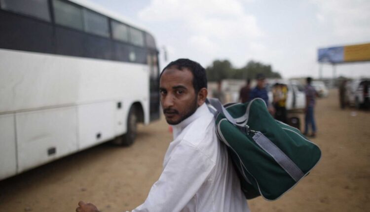 عامل يمني مُرحّل من السعودية في نوفمبر 2013