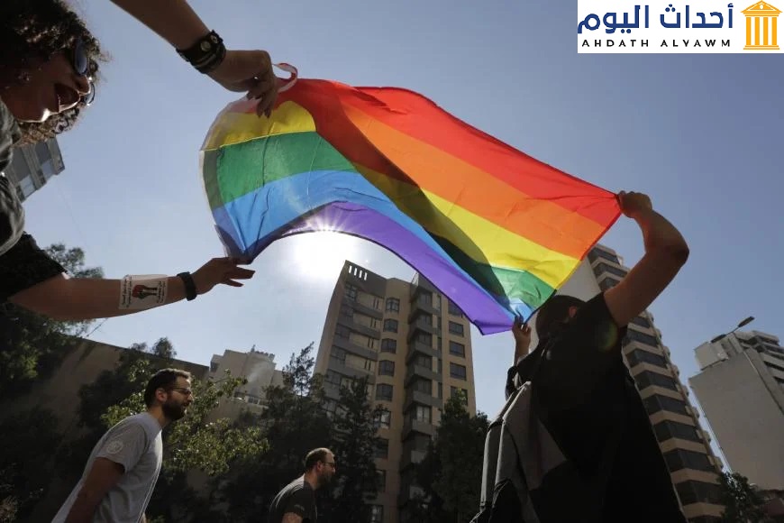 نشطاء مجتمع الميم في بيروت، لبنان يرددون شعارات ويحملون علم قوس قزح أثناء مسيرة للمطالبة بالمساواة في الحقوق في بلد يواجه أزمة اقتصادية ومالية