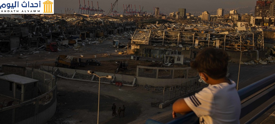 طفل لبناني يطل على منطقة انفجار مرفأ بيروت