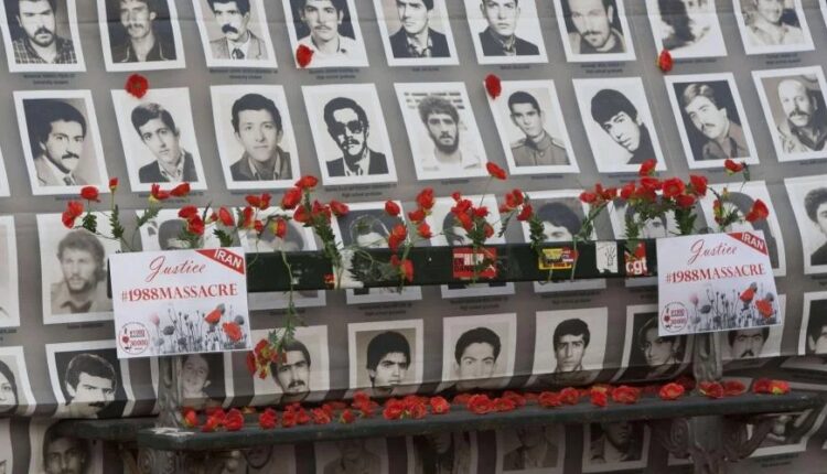 معرض عن حقوق الإنسان في إيران خلال الحملة الدولية للمطالبة بالعدالة لضحايا مجزرة 1988، عقد قرب "الجمعية الوطنية" الفرنسية في باريس، فرنسا