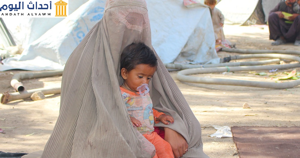 أم وطفلها في مخيم حجي للنازحين داخليا في قندهار بأفغانستان