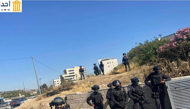 أفراد من الشرطة الإسرائيلية يتجمعون في حي الشيخ جراح بالقدس الشرقية حيث تدور مواجهات مستمرة مع سكان الحي المهددين بالإجلاء