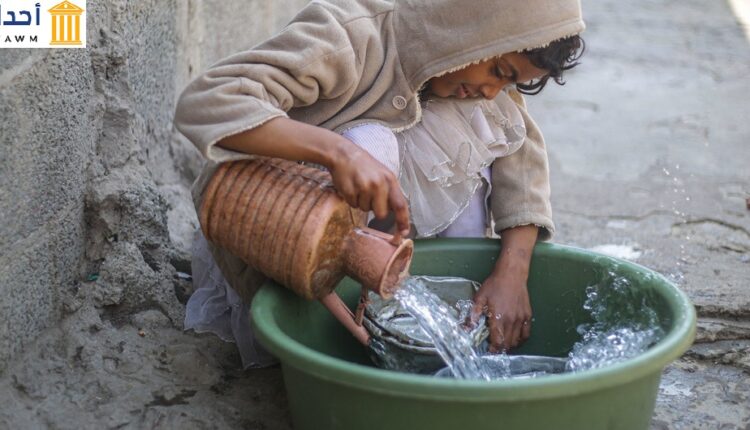 طفل في اليمن يغسل الأواني في أحد مخيمات النزوح بعد استعادة إمدادات المياه