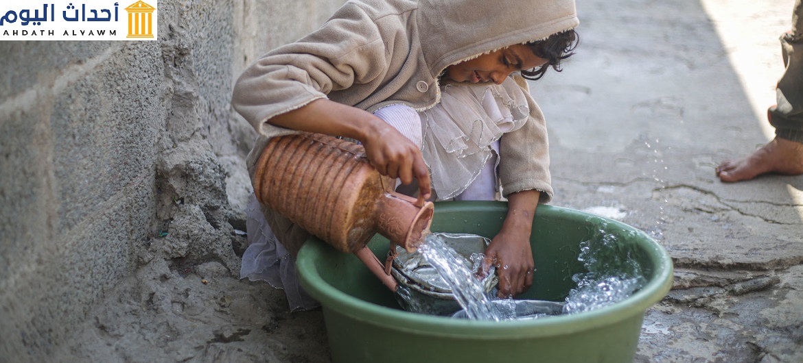 طفل في اليمن يغسل الأواني في أحد مخيمات النزوح بعد استعادة إمدادات المياه