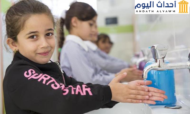 أطفال فلسطينيون يقومون بغسل أيديهم في ظل ظروف كورونا، بمدارس وكالة غوث وتشغيل اللاجئين (الأونروا) بغزة.