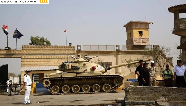 قوات الأمن المصرية تحرس أحد مداخل سجن طرة في القاهرة، مصر