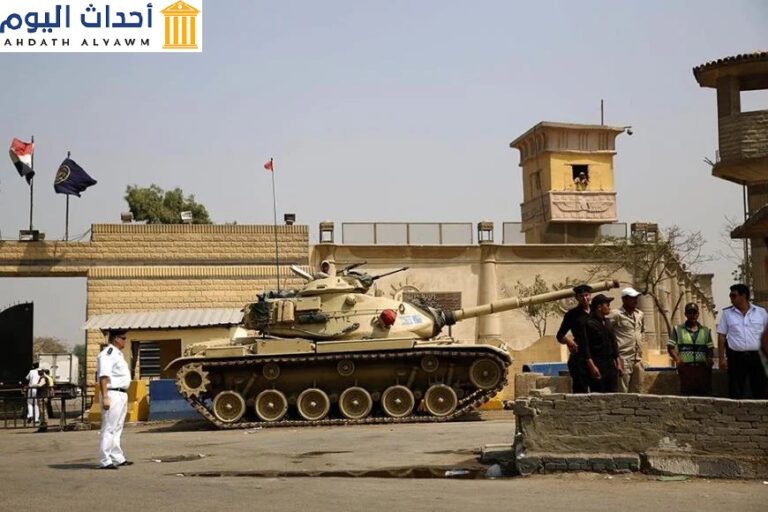 قوات الأمن المصرية تحرس أحد مداخل سجن طرة في القاهرة، مصر