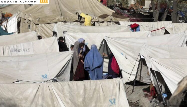 أفغان من محافظات شمالية فروا من من بيوتهم بسبب القتال بين "طالبان" وقوات الأمن الأفغانية يحتمون في حديقة عامة في كابول