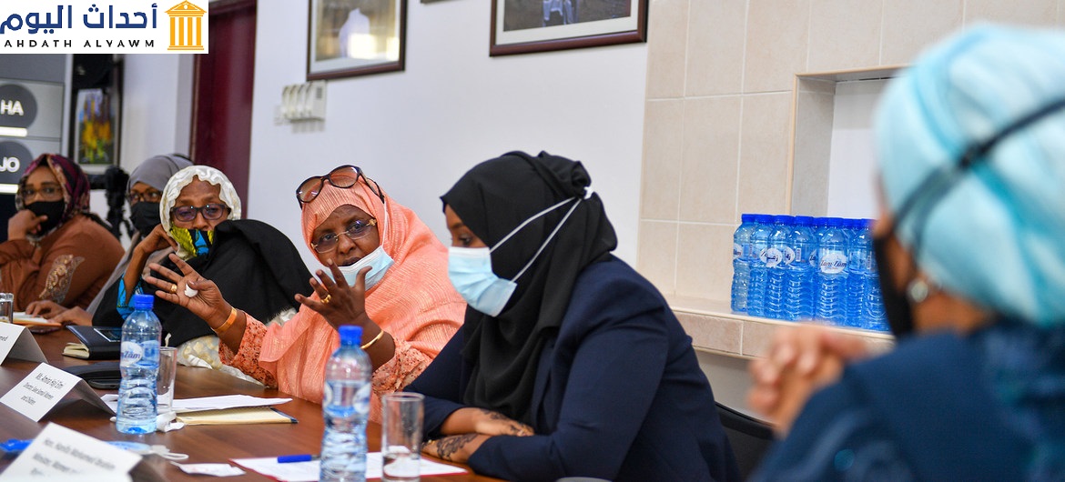 نائبة الأمين العام للأمم المتحدة أمينة محمد (في المقدمة إلى اليمين) تلتقي بالقيادات النسائية في مقديشو، الصومال.