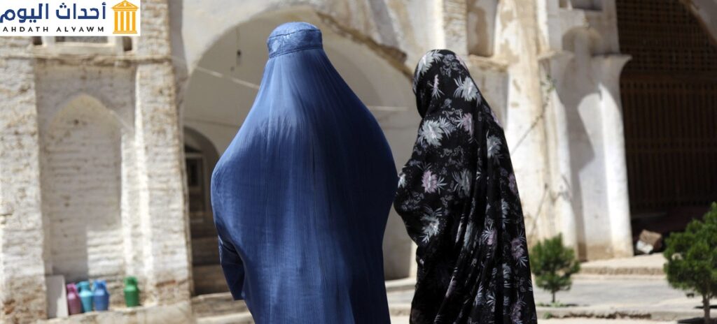امرأتان أفغانيتان قرب المسجد العتيق في غرب محافظة هيرات.