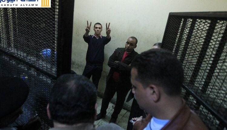أحد السجناء على القضية رقم 173/2011 يحتفل بانتصار قرار القاضي بحفظ القضية
