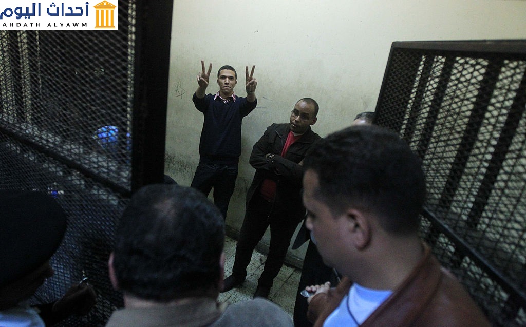 أحد السجناء على القضية رقم 173/2011 يحتفل بانتصار قرار القاضي بحفظ القضية