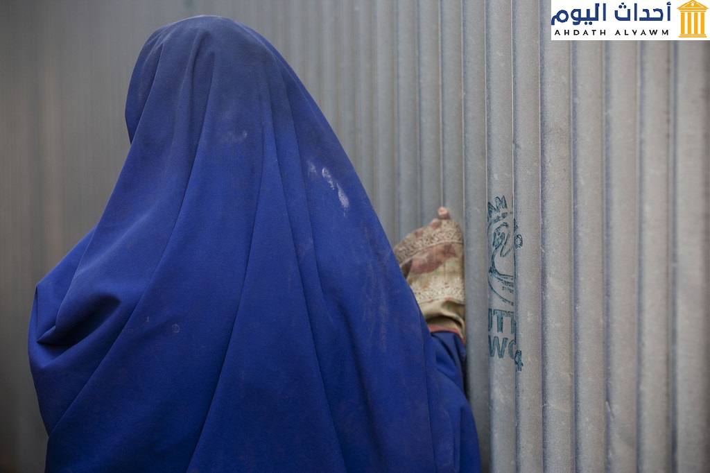 من الأرشيف: فتاة تقف في مخيم للنازحين في العاصمة مقديشو. وقد تعرضت للاعتداء والضرب بعد توزيع طعام