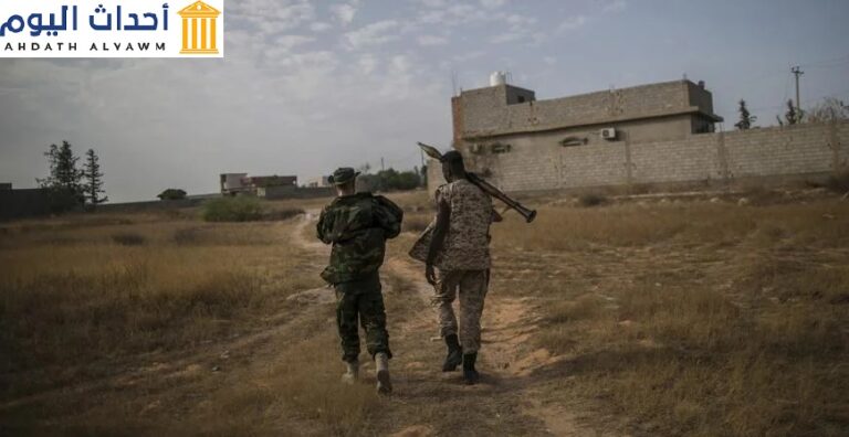 مقاتلو حكومة الوفاق الوطني يتخذون مواقع خلال اشتباكات مع مقاتلين من الجيش الوطني الليبي متمركزين في الشرق عند جبهة اليرموك في طرابلس، ليبيا