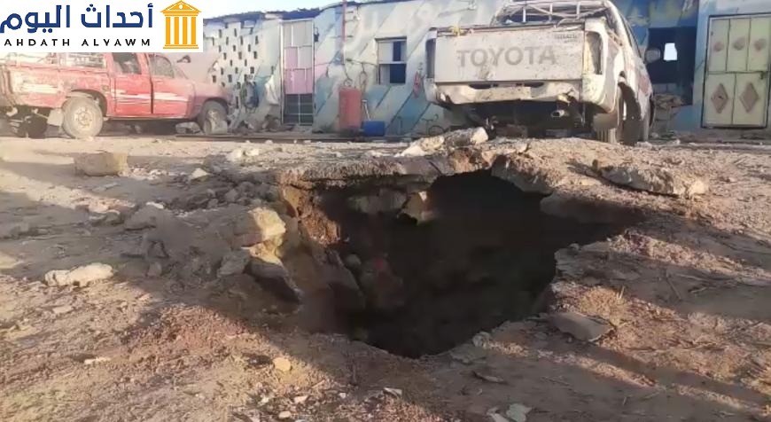 لقطة من فيديو تظهر حفرة حيث سقط صاروخ أطلقه الحوثيون في مدينة مأرب في 16 مارس/آذار 2021، والضرر اللاحق بالسيارات والمباني المحيطة