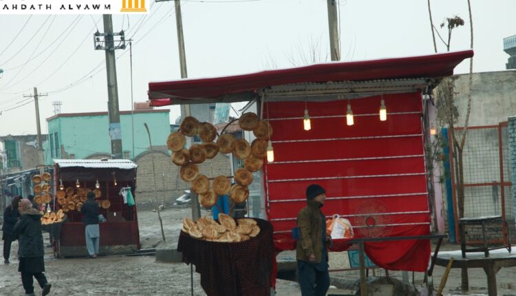 باعة على جانب الطريق في قندوز، أفغانستان