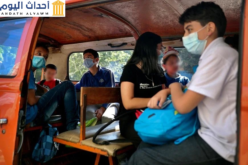 طلاب جالسون داخل باص مدرسي في نهاية يومهم المدرسي في بيروت، لبنان