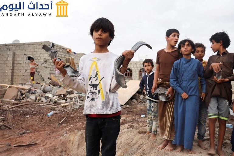طفل يحمل شظايا صاروخ في موقع هجوم للحوثيين بمأرب