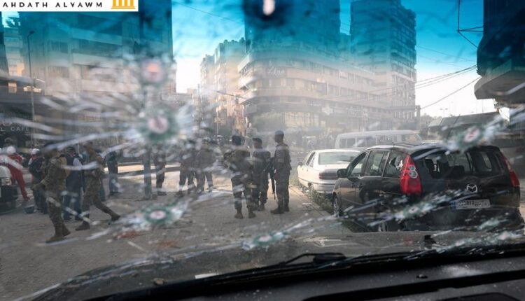 جنود من الجيش اللبناني يظهرون عبر نافذة سيارة اخترقها الرصاص بعد اندلاع اشتباكات دموية في بيروت، لبنان