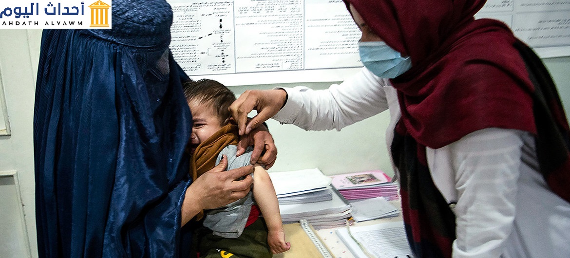 عاملة في المجال الصحي تقدم الرعاية لطفل في مقاطعة بروان بأفغانستان، في تشرين الثاني/نوفمبر 2020