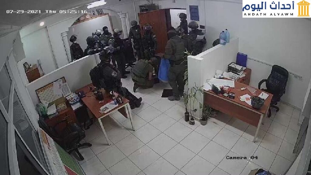 صورة مقتطعة من تسجيل كاميرات مراقبة لاقتحام القوات الإسرائيلية مقر الحركة العالمية للدفاع عن الأطفال في مدينة البيرة وسط الضفة الغربية